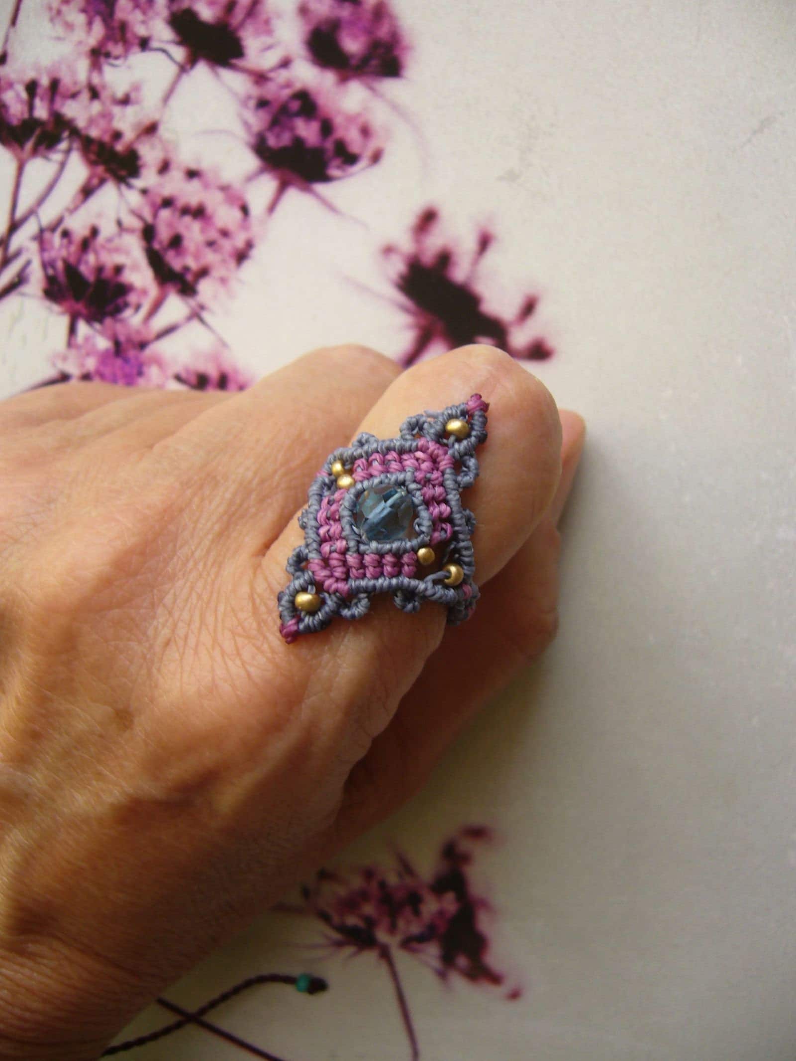 Filigraner Mikromakramee-Ring, Micromacrame Ring, Geschenk Für Frau, Swarovski-Perle von crochetjewelsetsy