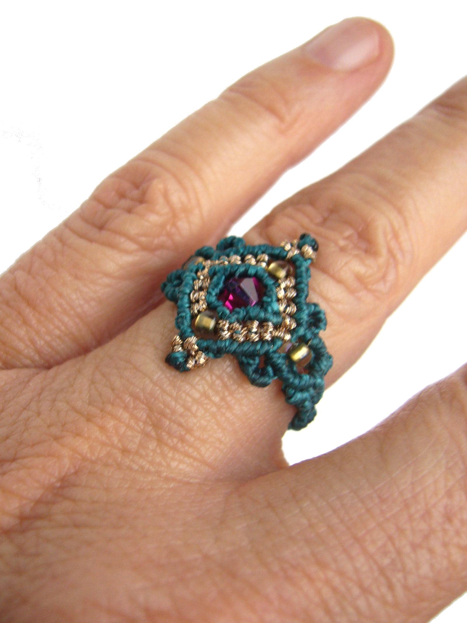 Filigraner Mikromakramee-Ring, Micromacrame Ring, Glasbicone, Rocailles, Petrol, Teal, Gold von crochetjewelsetsy