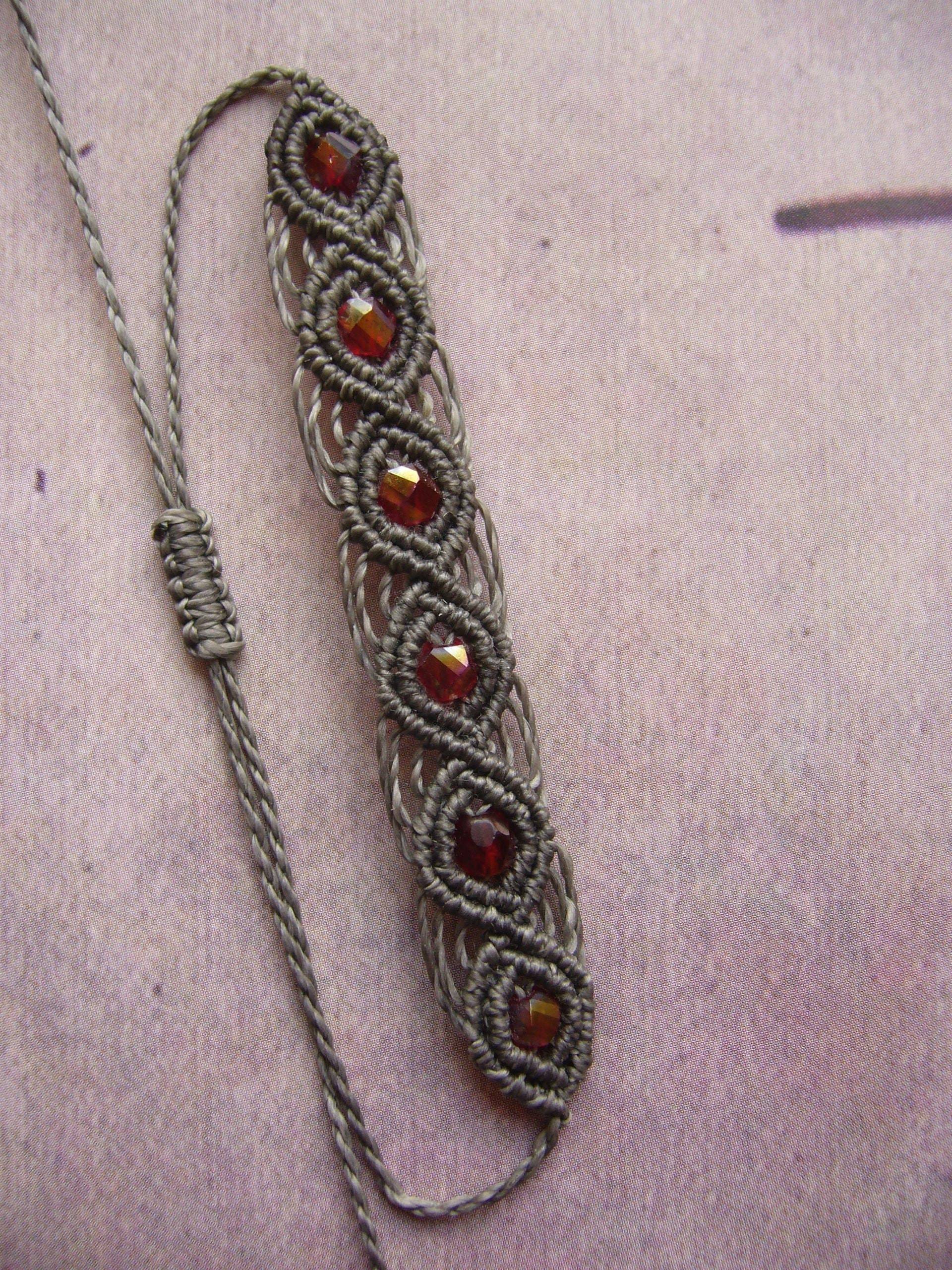 Filigranes Makramee Armband Grau Rot - Handgeknüpftes Micro-Macramé Schmuckstück von crochetjewelsetsy