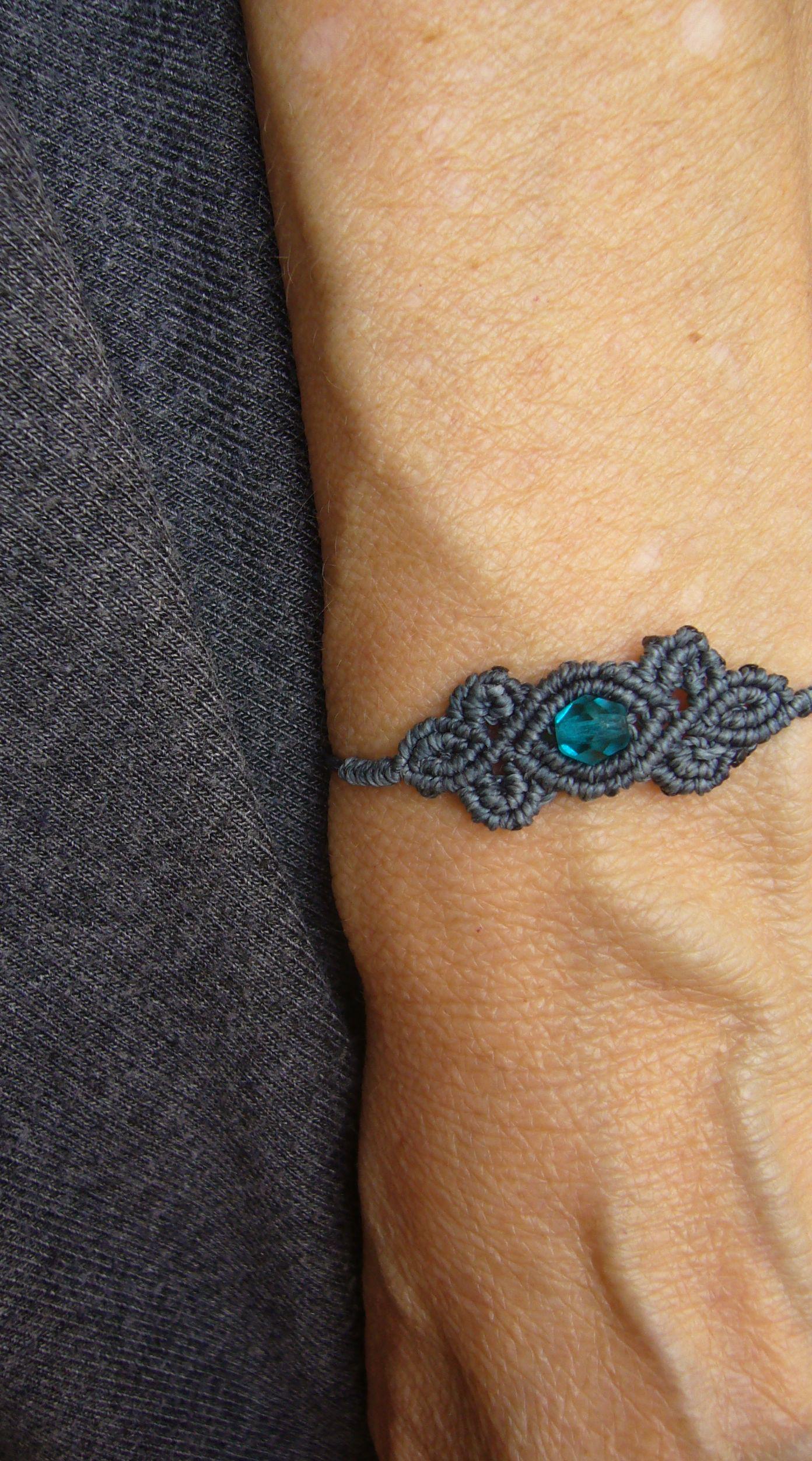 Freundschaftsarmbändchen Armbändchen Makramee Micromacrame Bracelet Mikromakramee Anthrazit Dunkelgrau Glasschliffperle von crochetjewelsetsy