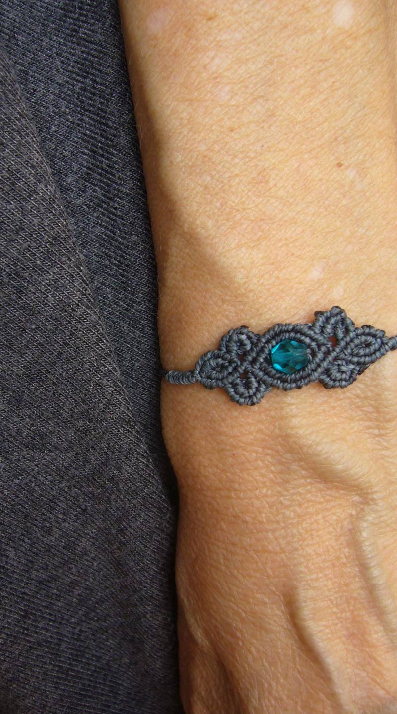 Freundschaftsarmbändchen Armbändchen Makramee Micromacrame Bracelet Mikromakramee Anthrazit Dunkelgrau Glasschliffperle von crochetjewelsetsy