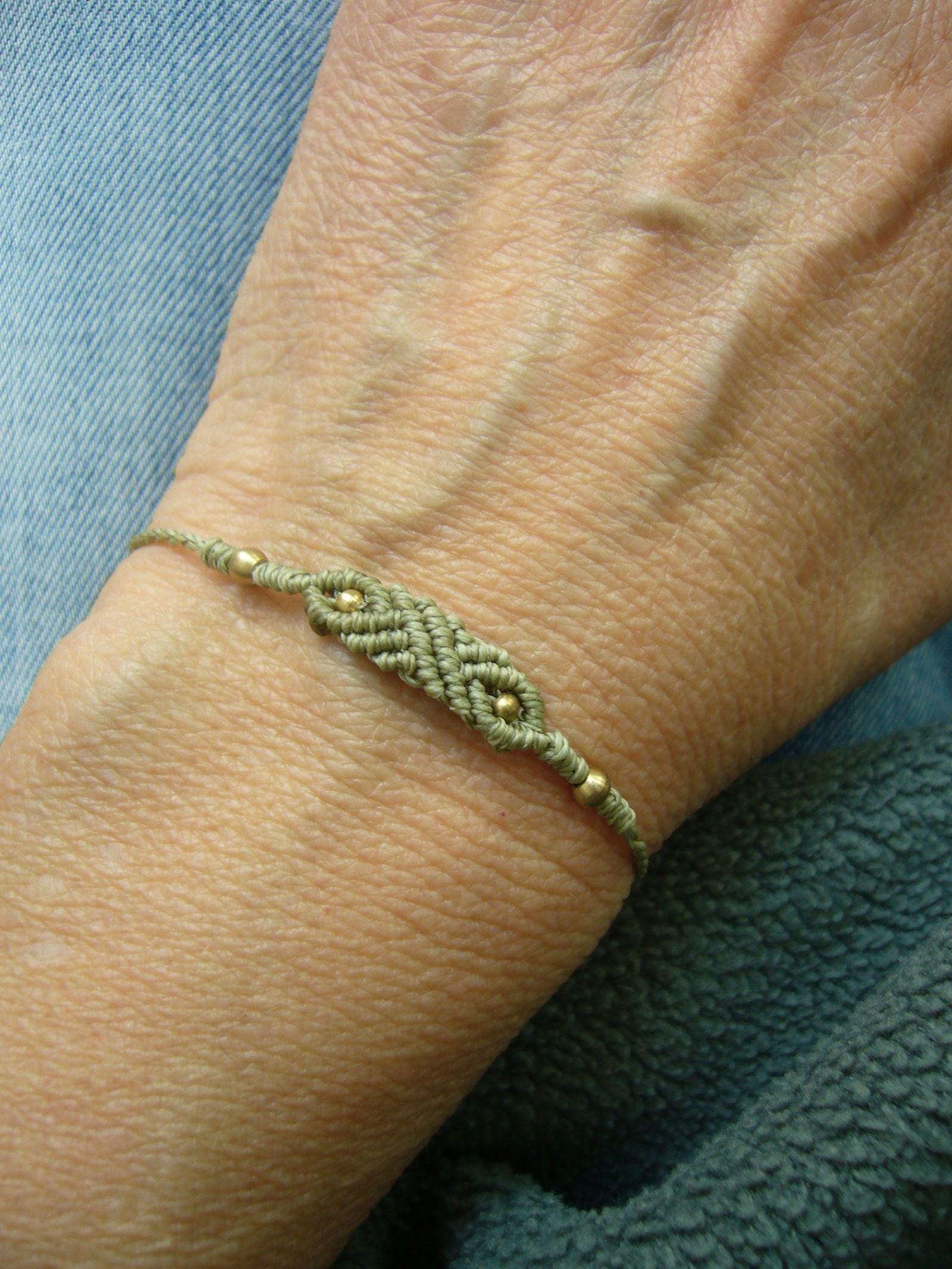 Freundschaftsarmbändchen Armbändchen Makramee Micromacrame Bracelet Mikromakramee Minimalistisch Filigran Hellgrün Messingperlen von crochetjewelsetsy