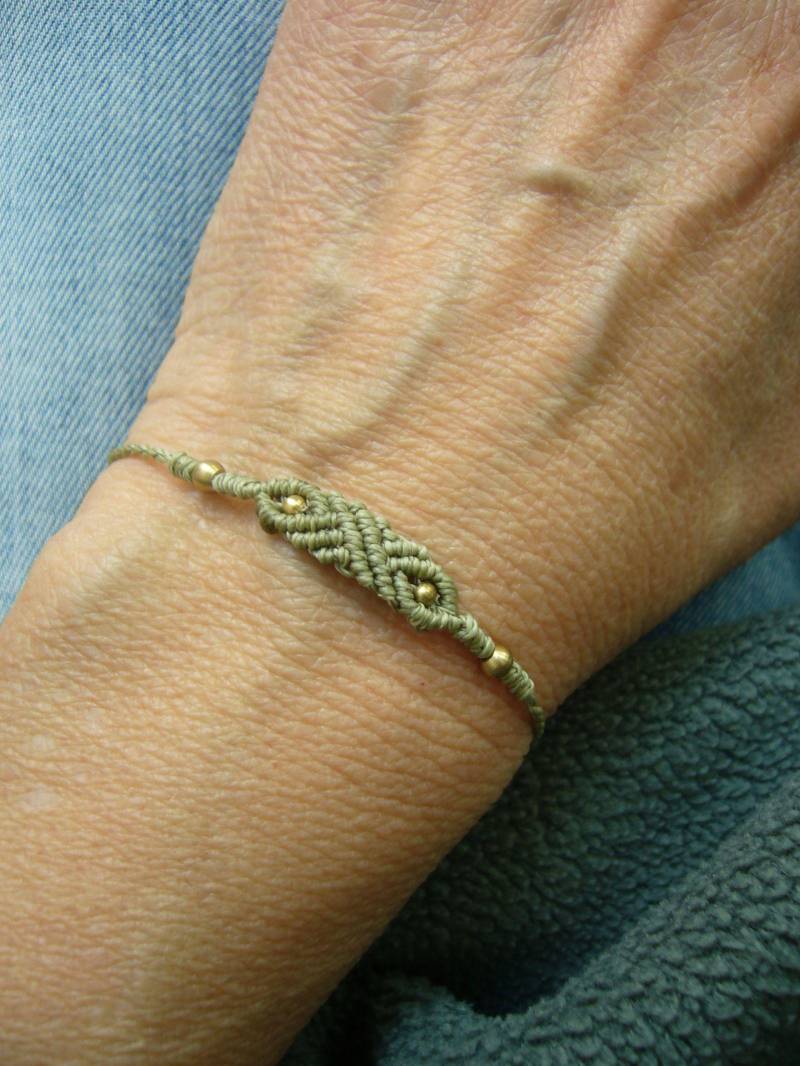 Freundschaftsarmbändchen Armbändchen Makramee Micromacrame Bracelet Mikromakramee Minimalistisch Filigran Hellgrün Messingperlen von crochetjewelsetsy