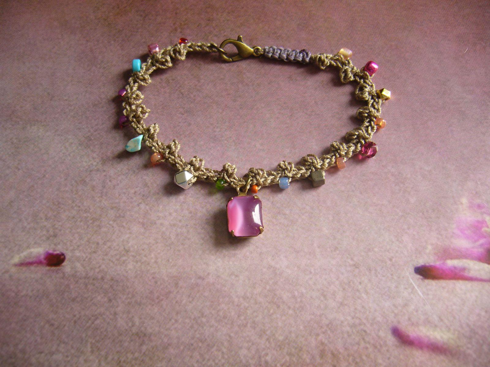 Häkelarmbändchen, Crochet Bracelet, Armband Gehäkelt, Natur, Rocailles, Glasperlen, Glasstein-Anhänger, Bunt von crochetjewelsetsy