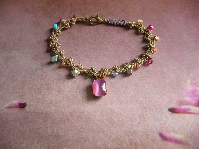 Häkelarmbändchen, Crochet Bracelet, Armband Gehäkelt, Natur, Rocailles, Glasperlen, Glasstein-Anhänger, Bunt von crochetjewelsetsy