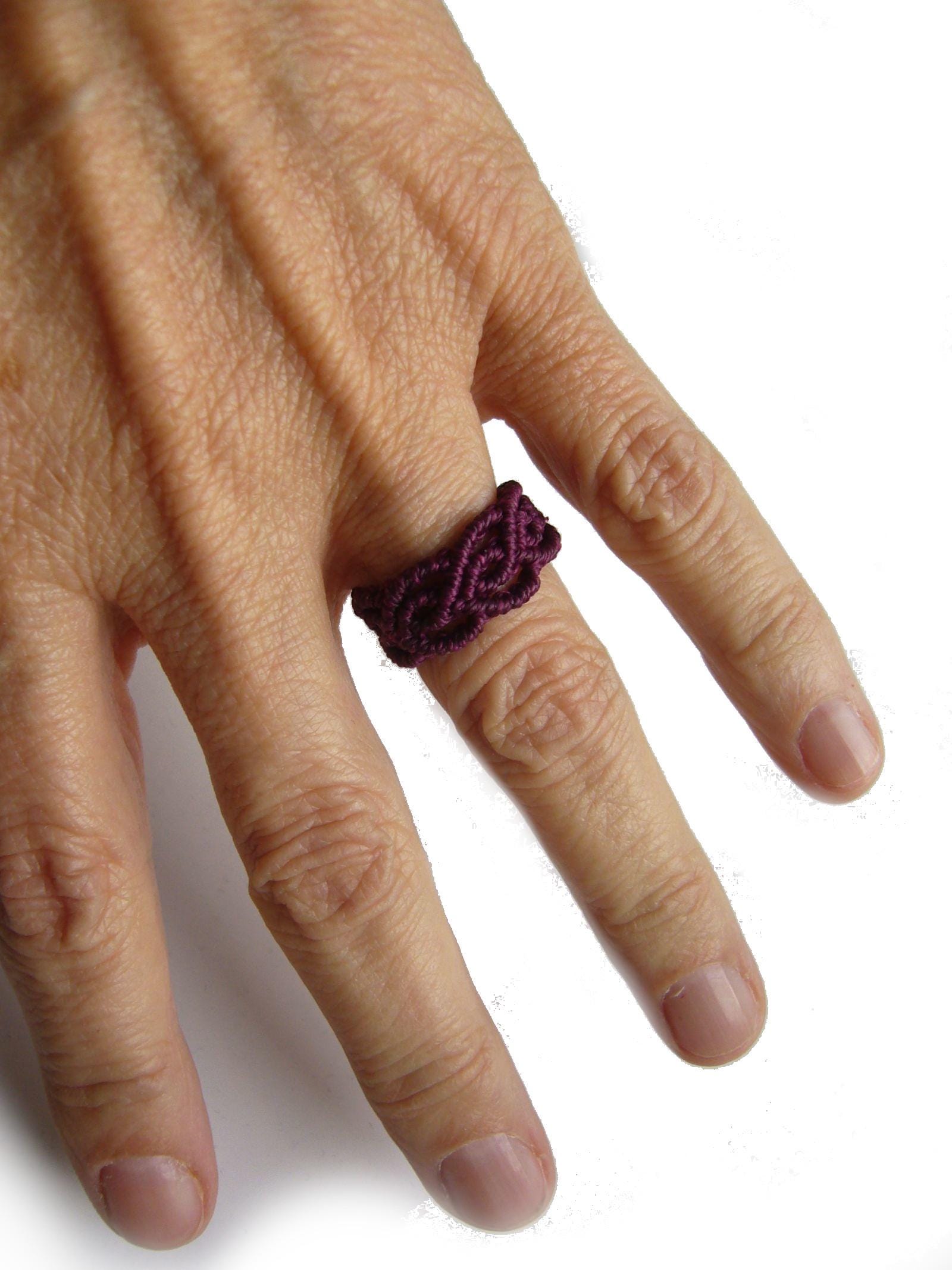 Lässiger Makramee Ring, Bandring, Weinrot, Bordeaux von crochetjewelsetsy