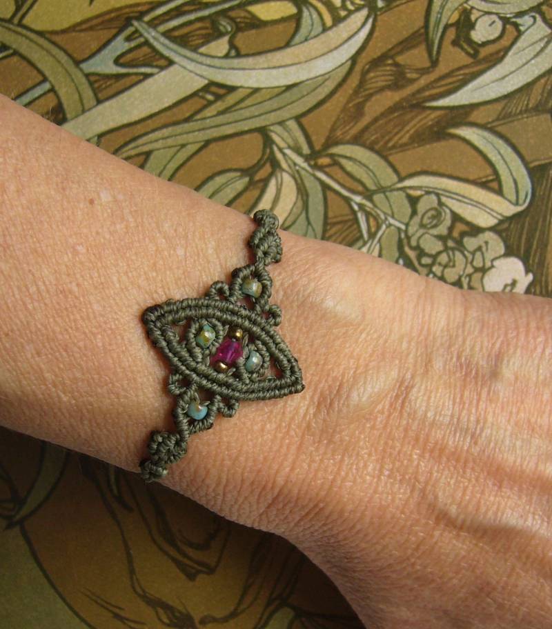 Olivgrünes Makramee Armband Mit Pink-Goldenen Akzenten - Filigran, Handgeknüpft & Boho von crochetjewelsetsy