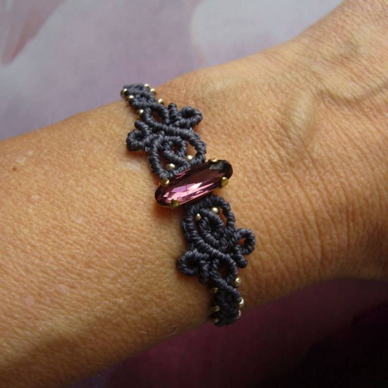 Makramee Armband, Micromacrame Bracelet, Anthrazit, Gold, Rocailles, Mit Eingefasstem Kristallcabochon Von Aurora von crochetjewelsetsy