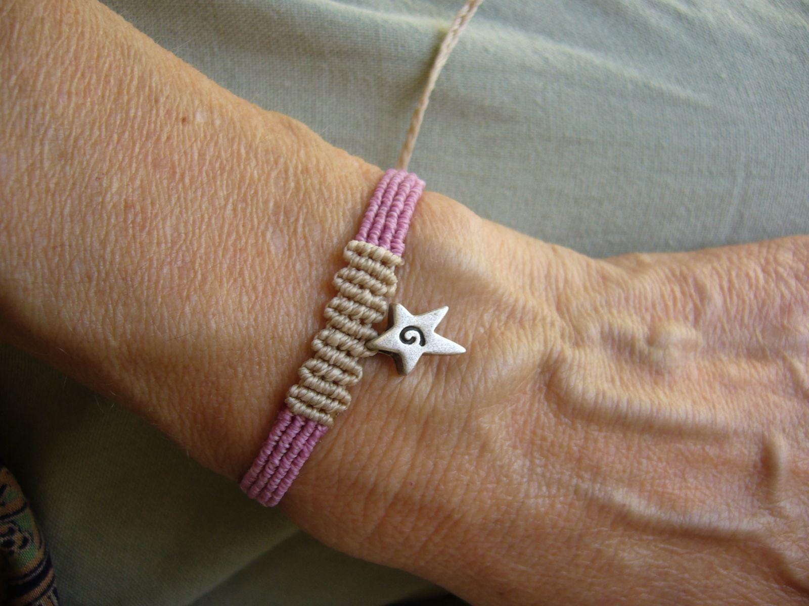 Makramee Armband, Micromacrame Bracelet, Boho, Sand, Rosa, Metallperle Stern von crochetjewelsetsy