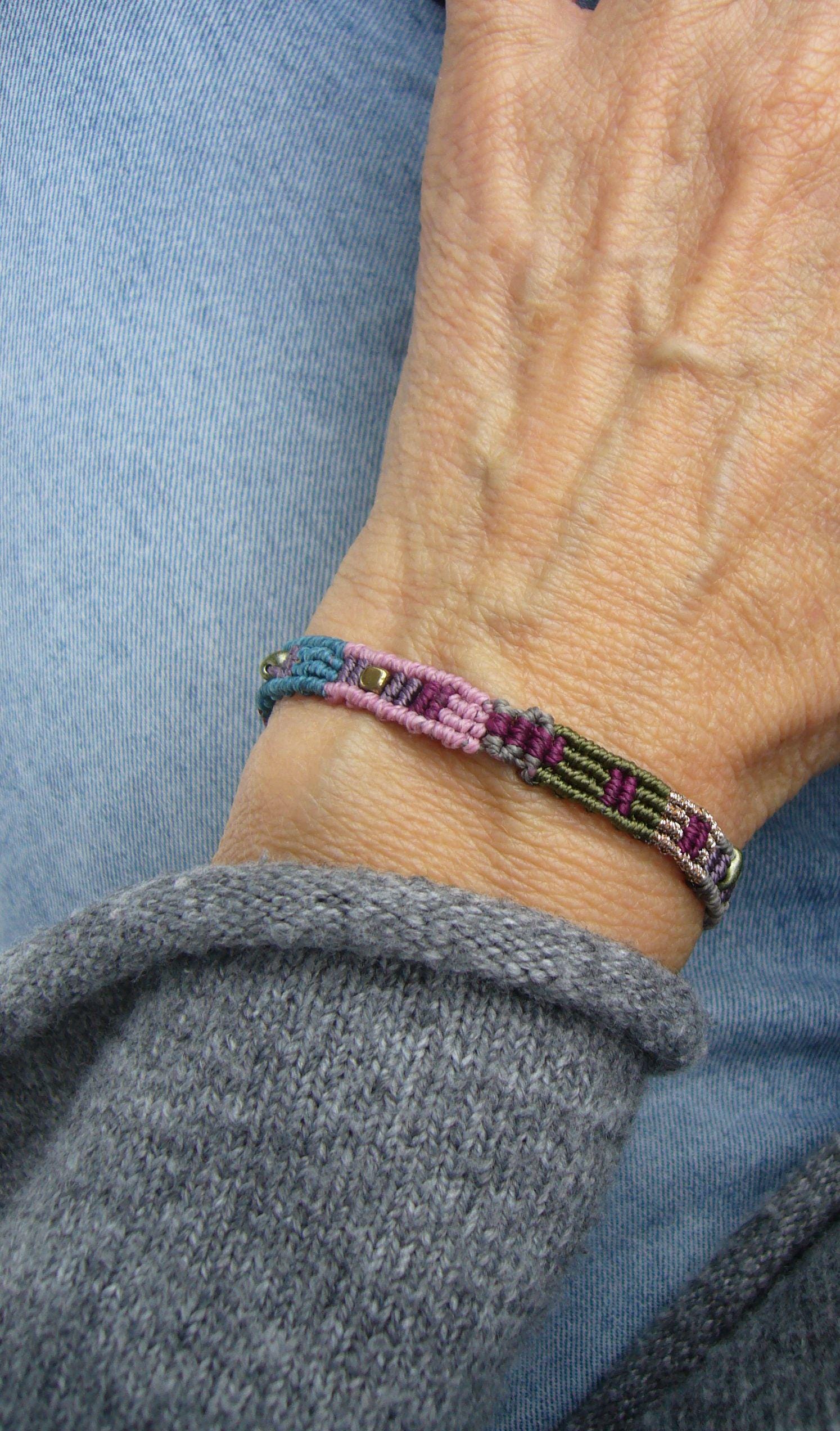 Schmales Makramee Armband, Bunt-Gedeckte Farben, Gold, Metallperlen, Duo Beads von crochetjewelsetsy