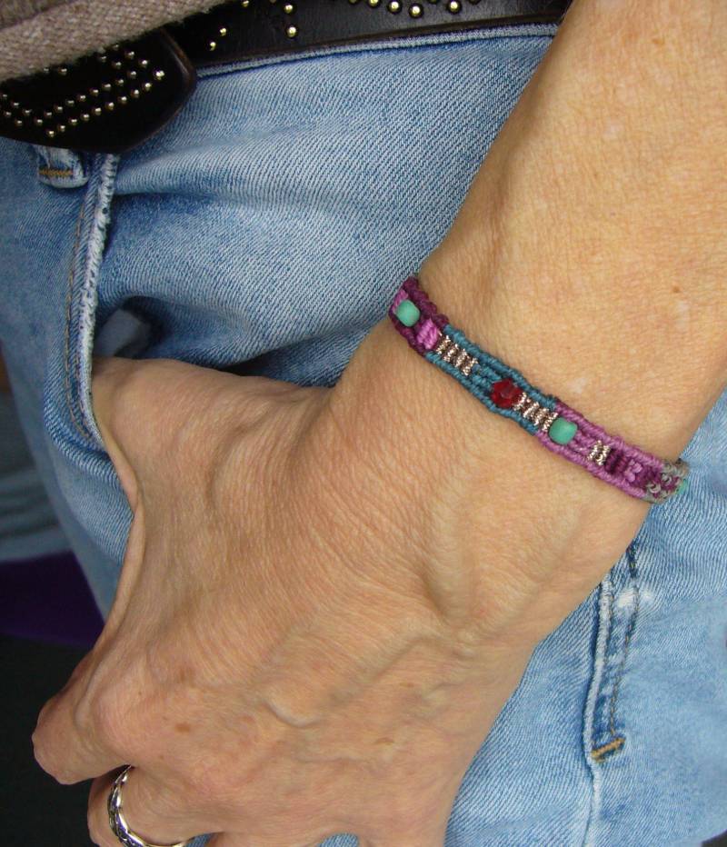 Makramee Armband, Micromacrame Bracelet, Bunt, Gedeckte Farben, Gold, Kokosscheiben, Glasbicone von crochetjewelsetsy