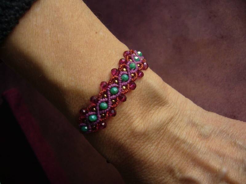 Makramee Armband, Micromacrame Bracelet, Geschenk Für Frau, Glasschliffperlen, Rocailles, Pink, Grün, Mattgold, Kupfer von crochetjewelsetsy