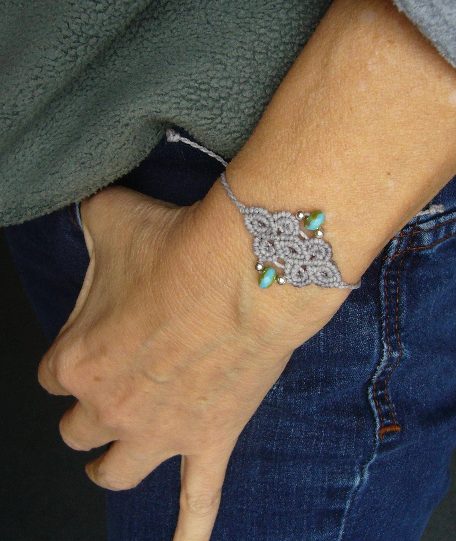 Makramee Armband, Micromacrame Bracelet, Hellgrau, Türkis, Glasperle von crochetjewelsetsy