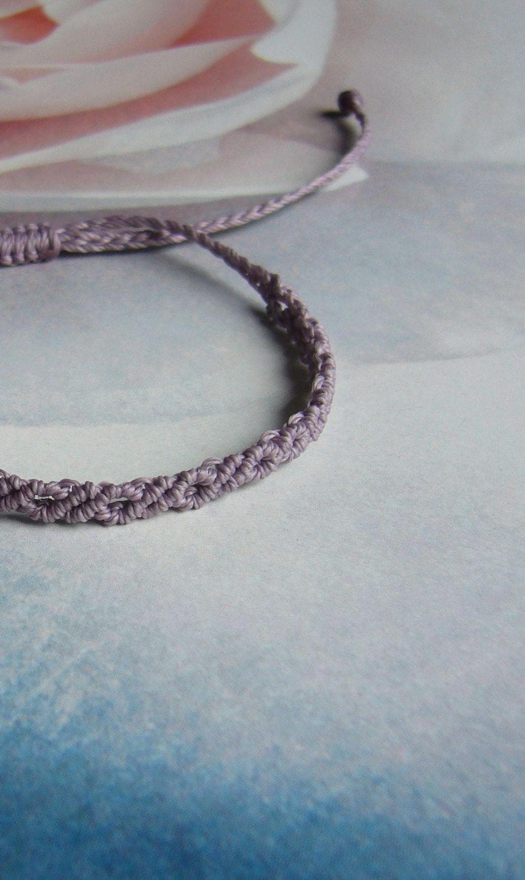 Makramee Armband, Micromacrame Bracelet, Helllila, Flieder, Freundschaftsbändchen von crochetjewelsetsy
