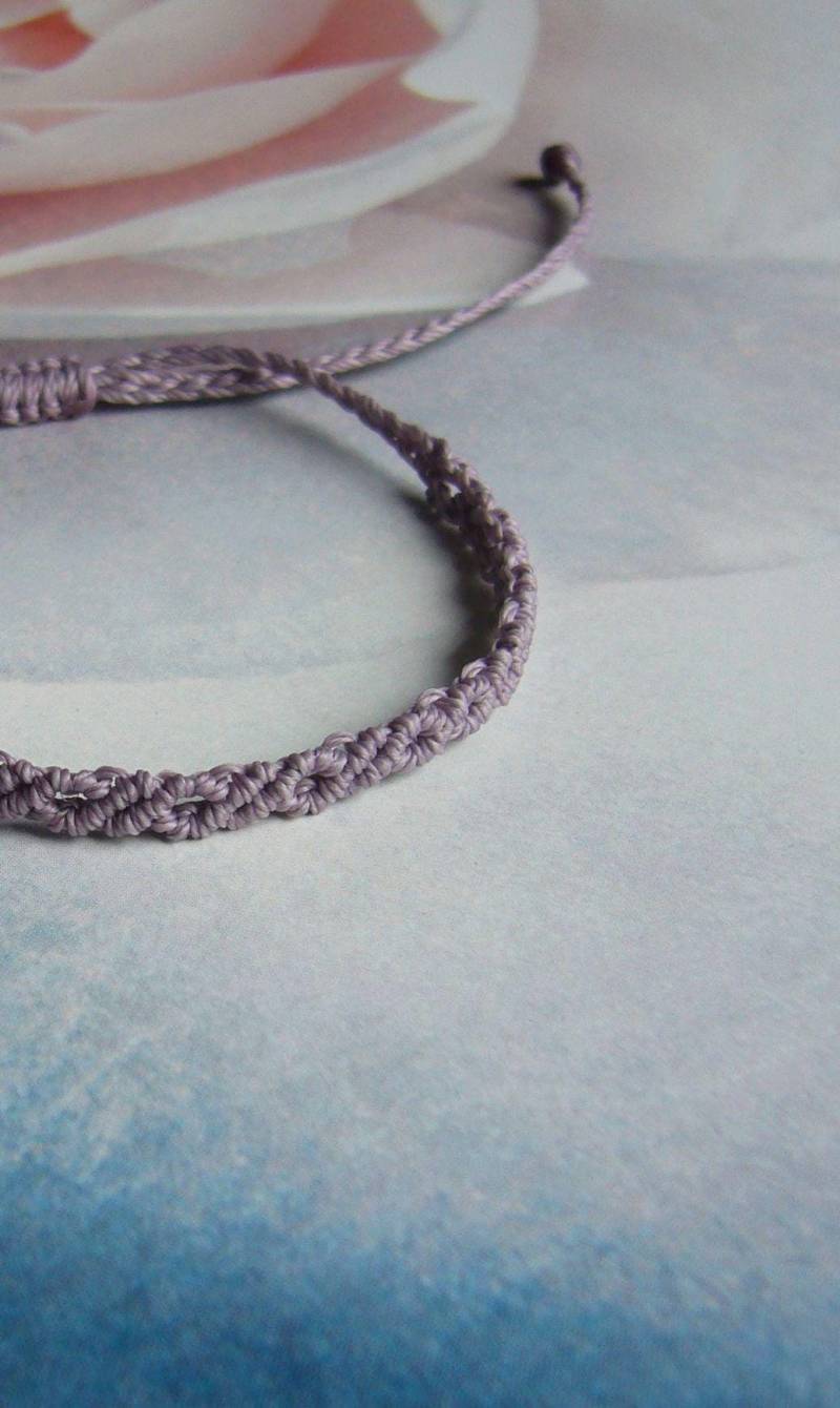 Makramee Armband, Micromacrame Bracelet, Helllila, Flieder, Freundschaftsbändchen von crochetjewelsetsy