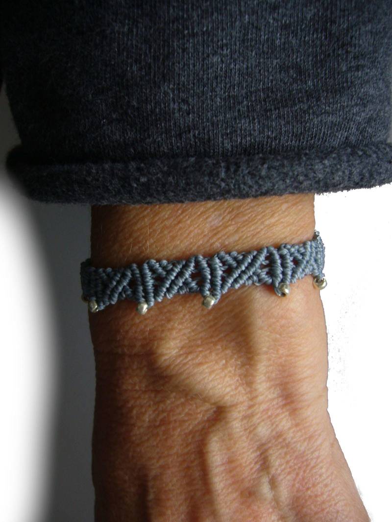Makramee Armband, Micromacrame Bracelet, Makrameeschmuck, Taubenblau, Rocailles von crochetjewelsetsy