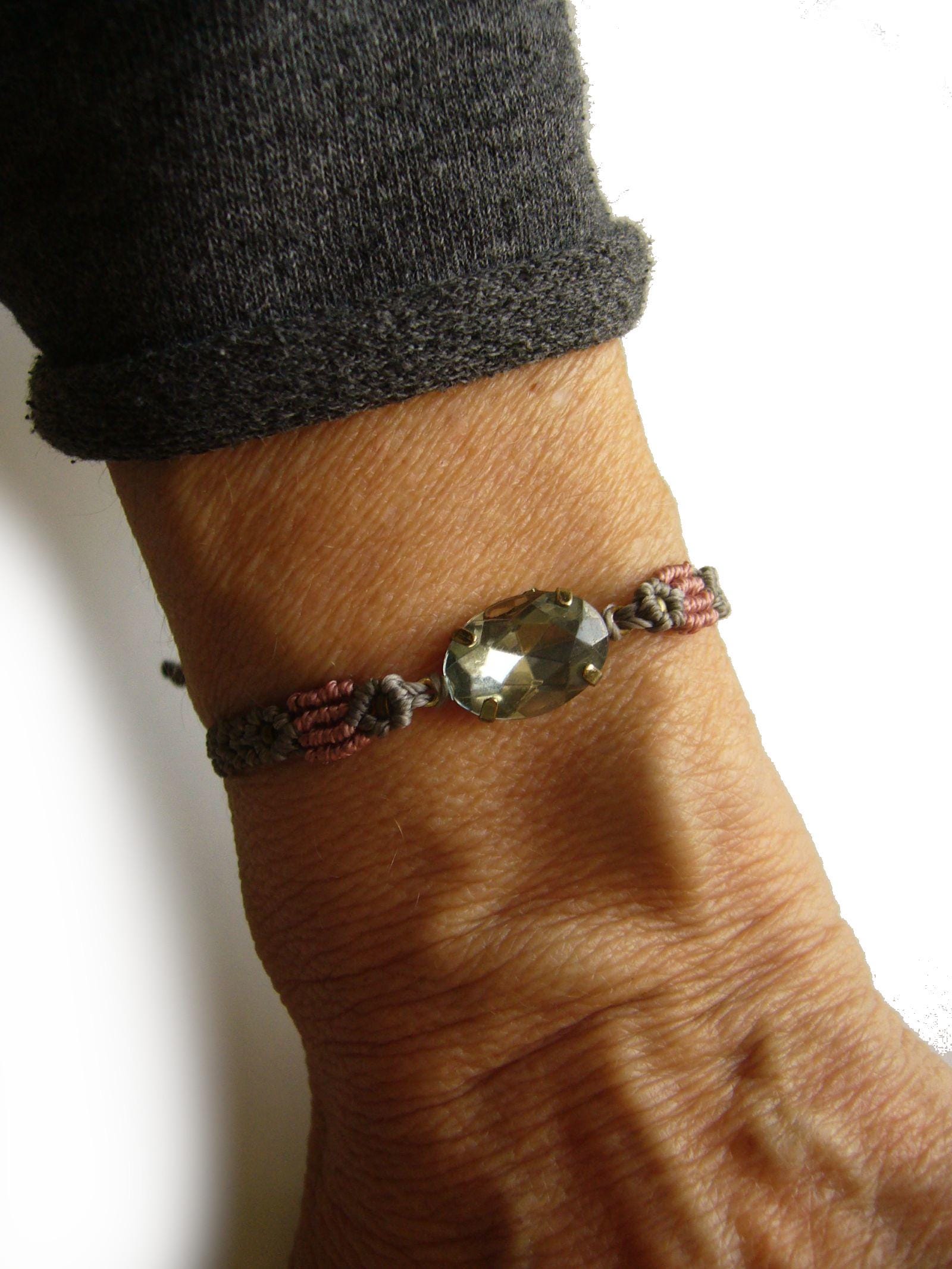 Makramee Armband, Micromacrame Bracelet, Mikromakramee Upcycling, Anthrazit, Altrosa, Strassstein in Fassung von crochetjewelsetsy