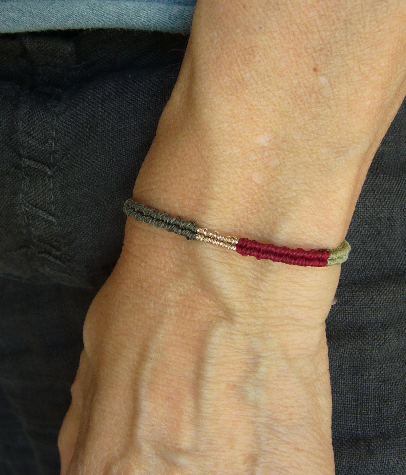 Makramee Armband, Mikromakramee Filigran, Micromacrame Bracelet, Lässig, Schmal, Bunt, Gold von crochetjewelsetsy