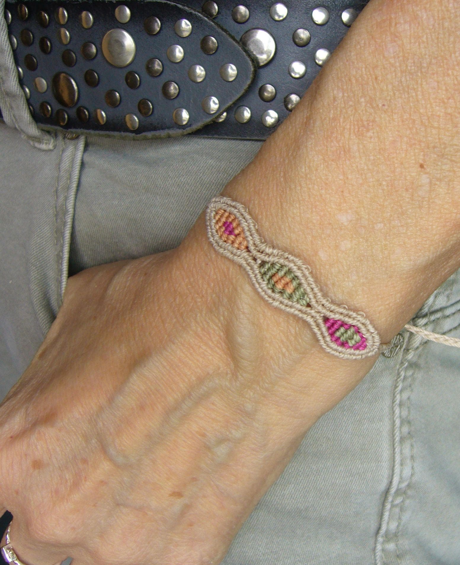 Makramee Armband, Mikromakrameeschmuck, Micromacrame Bracelet, Bunt, Natur, Sand von crochetjewelsetsy