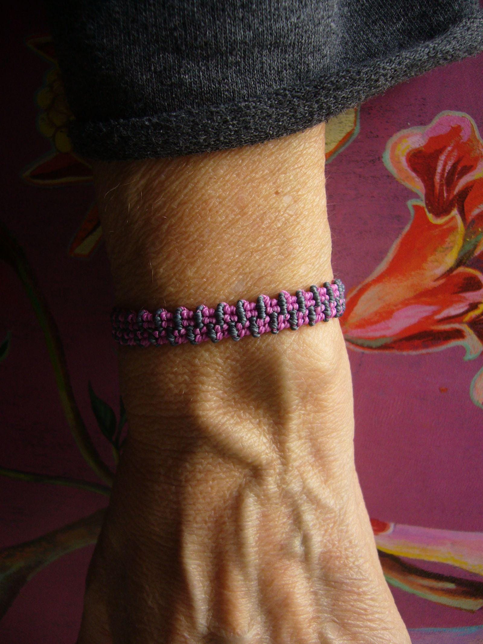 Makramee Armband, Mikromakrameeschmuck, Micromacrame Bracelet, Lässig, Schmal, Pink, Anthrazit, Dunkelgrau, Unisex von crochetjewelsetsy