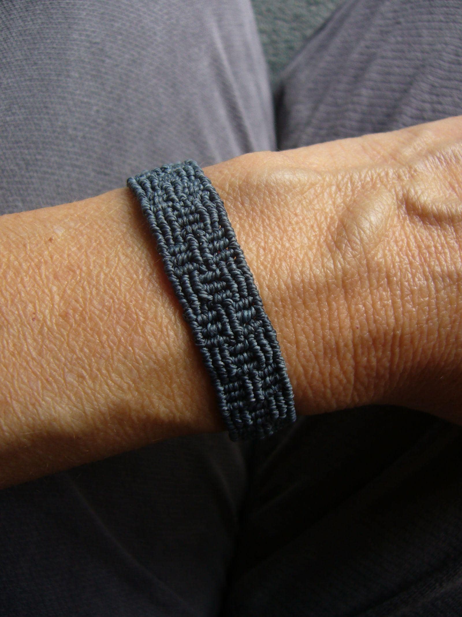 Makramee Armband, Schmuck, Micromacrame Bracelet, Anthrazit, Dunkelgrau, Lässig, Unisex, Männerarmband, Frauenarmband von crochetjewelsetsy