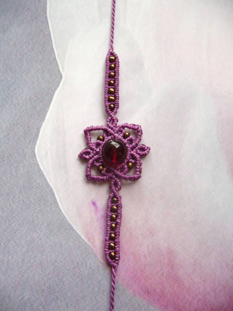 Makramee Armband, Schmuck, Micromacrame Bracelet, Boho, Pink, Rot, Boho-Armband, Glasperle, Rocailles, Filigran von crochetjewelsetsy