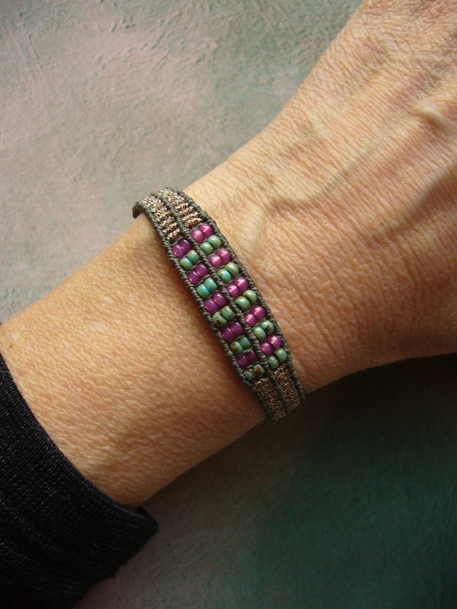 Makramee Armband, Schmuck, Micromacrame Bracelet, Boho, Pink, Rot, Boho-Armband, Glasperle, Rocailles, Filigran von crochetjewelsetsy