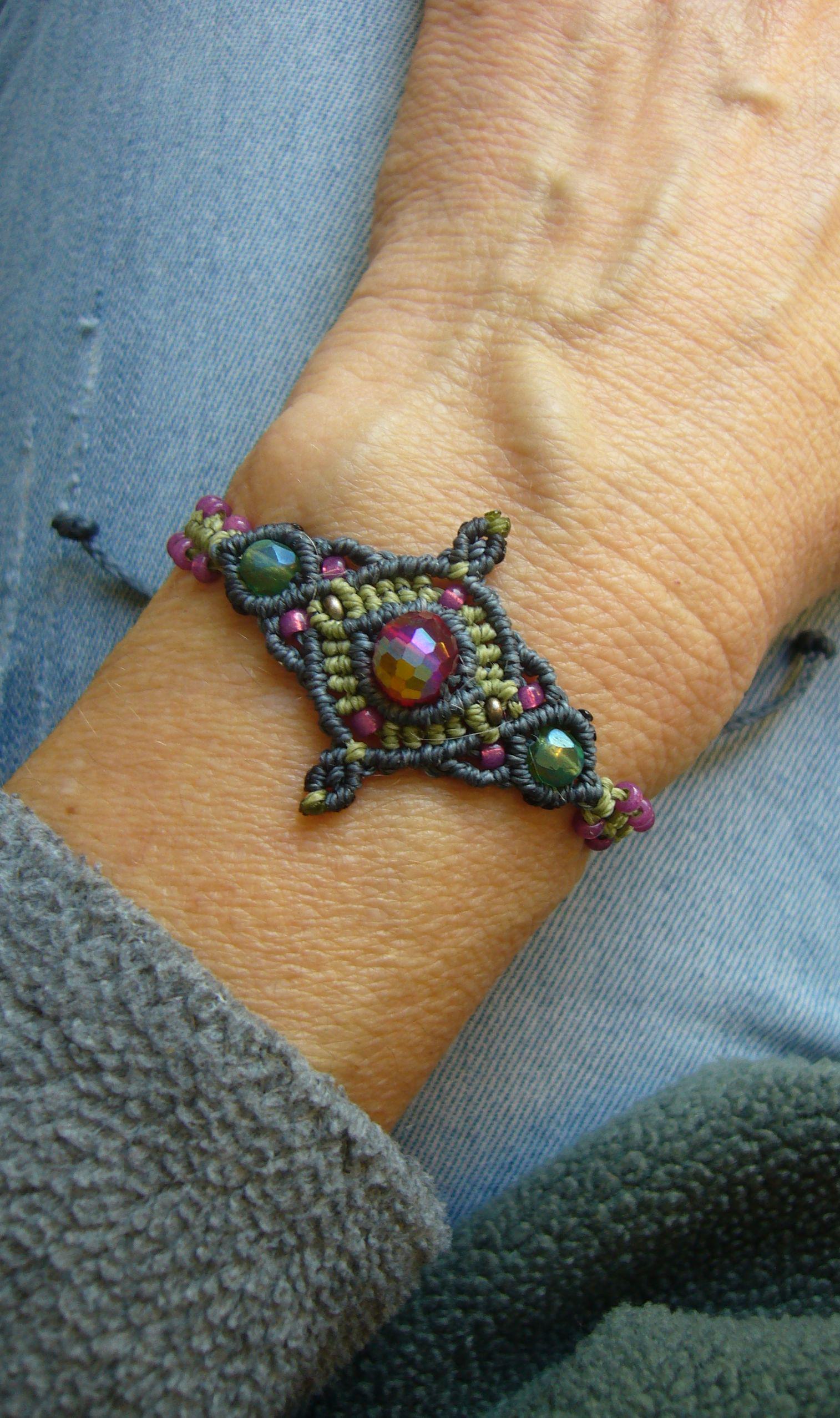 Makramee Armband, Schmuck, Micromacrame Bracelet, Glasschliffperlen, Rocailles, Mittelalter, Waldromantik von crochetjewelsetsy