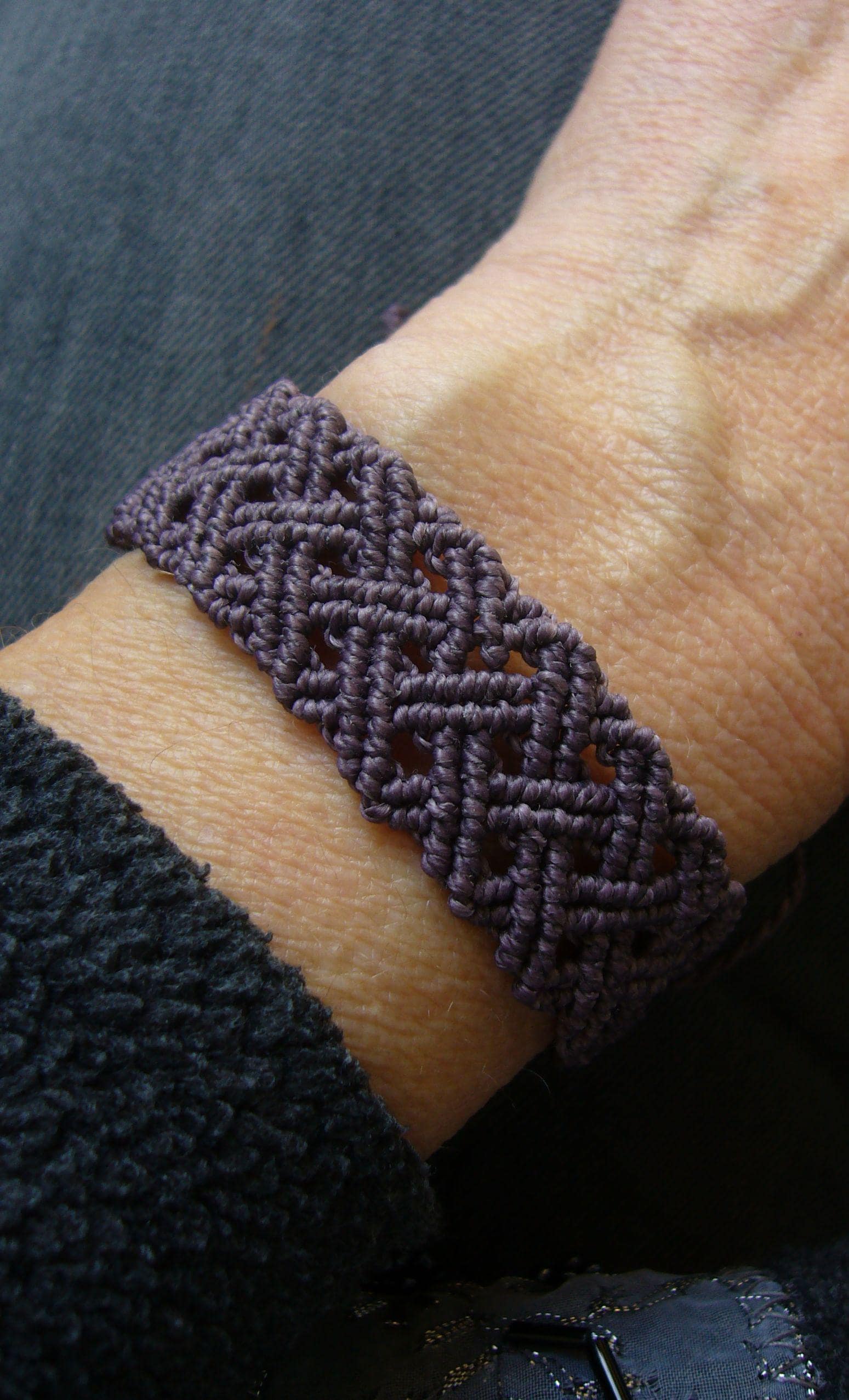 Makramee Armband, Schmuck, Micromacrame Bracelet, Lila, Staublila, Lässig, Unisex, Männerarmband, Frauenarmband von crochetjewelsetsy