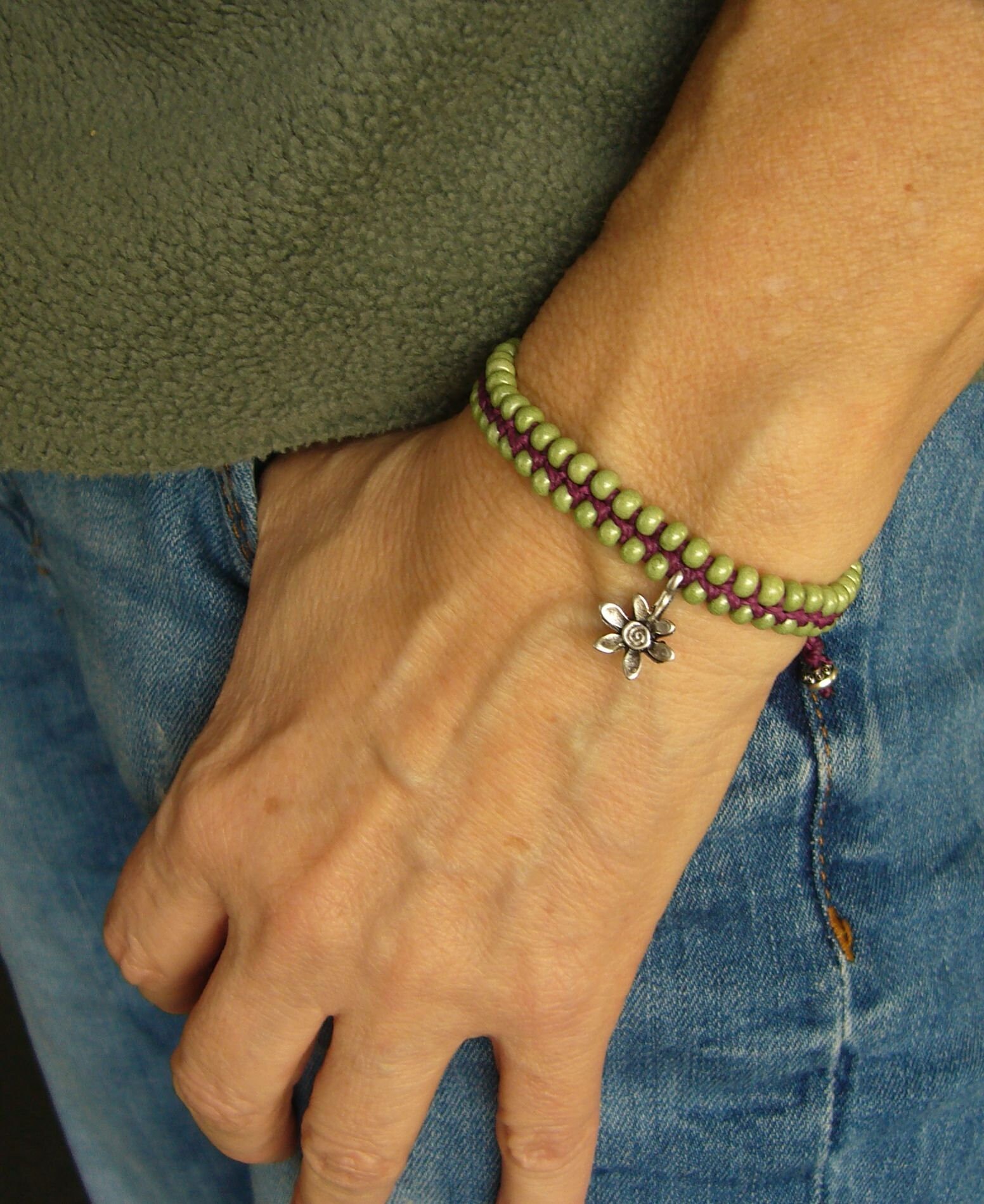 Makramee Armband, Schmuck, Micromacrame Bracelet, Rocailles, Weinrot, Grün, Blümchenanhänger, Metallperlchen, Rocailles von crochetjewelsetsy