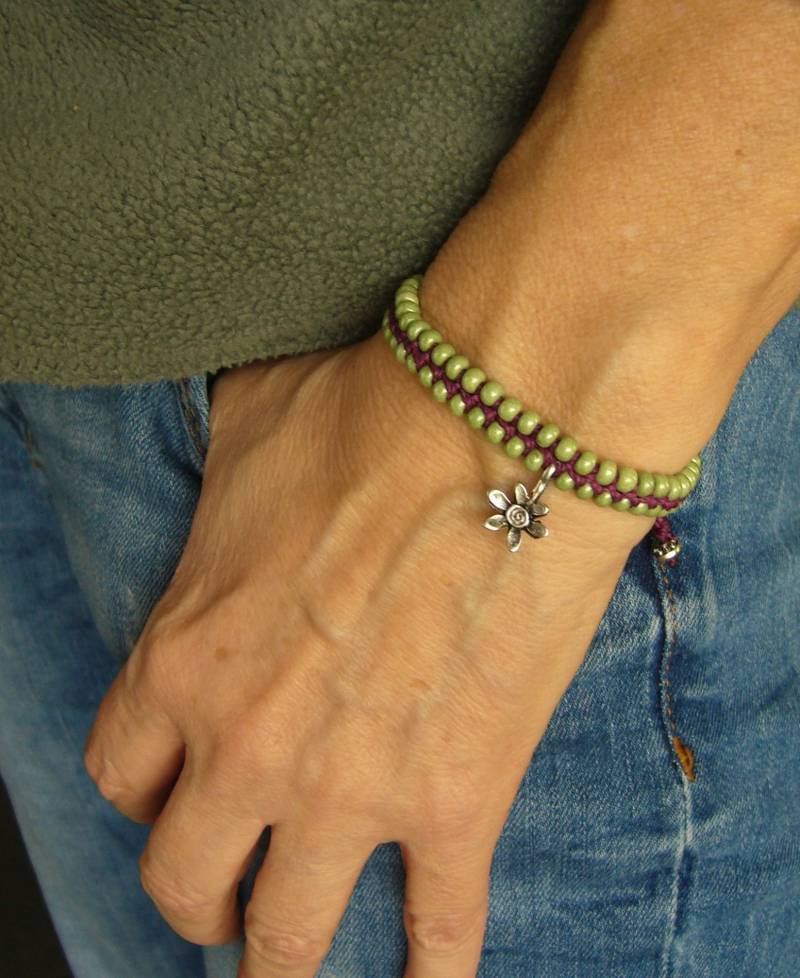 Makramee Armband, Schmuck, Micromacrame Bracelet, Rocailles, Weinrot, Grün, Blümchenanhänger, Metallperlchen, Rocailles von crochetjewelsetsy