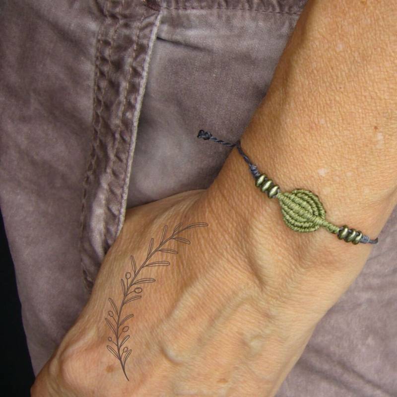 Makramee Armband Micromacrame Bracelet Anthrazit Hellgrün Mikromakramee Minimalistisch Filigran Twinbeads Blatt Blättchen von crochetjewelsetsy
