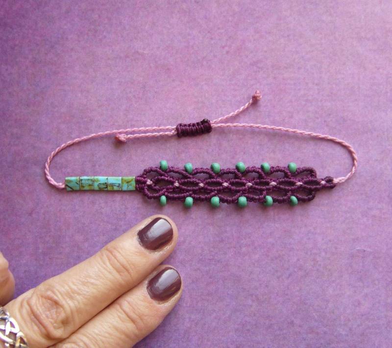 Makramee Armband Micromacrame Bracelet Berry Beerentöne Dunkelrot Pink Grün Mikromakramee Tilabeads Picasso Kokosperlen von crochetjewelsetsy