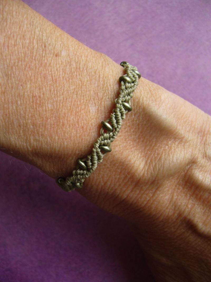 Schmales Armbändchen in Hellgrün & Helloliv - Größenverstellbar, Mit Duo-Beads Mattgrün-Metallic von crochetjewelsetsy