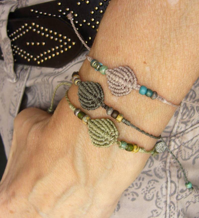 Makramee Armband Micromacrame Bracelet Helloliv Hellgrün Mikromakramee Minimalistisch Filigran Miyuki-Rocailles Blatt Blättchen von crochetjewelsetsy