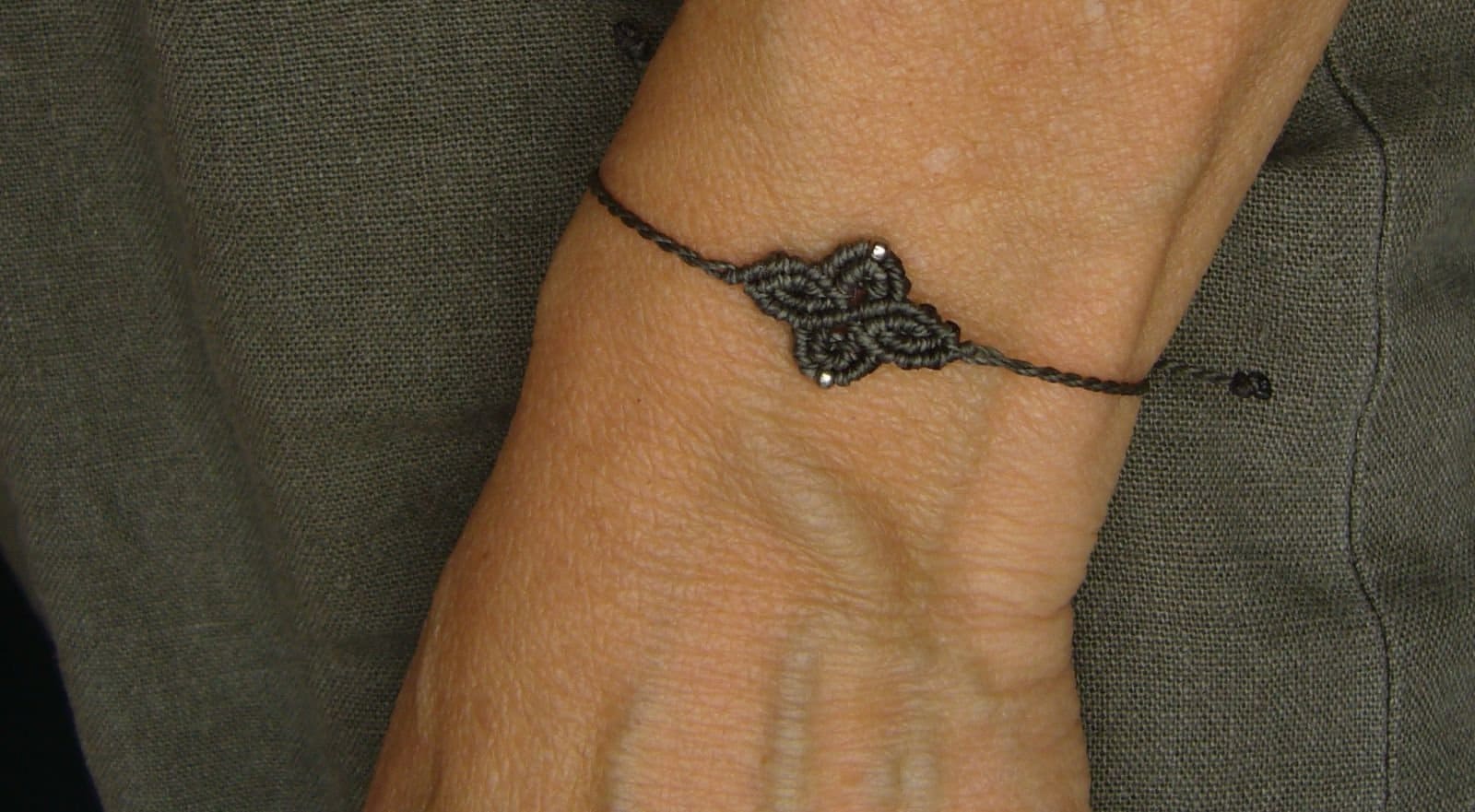 Makramee Armband Micromacrame Bracelet Khaki Mikromakramee Minimalistisch Filigran Metallperlchen von crochetjewelsetsy