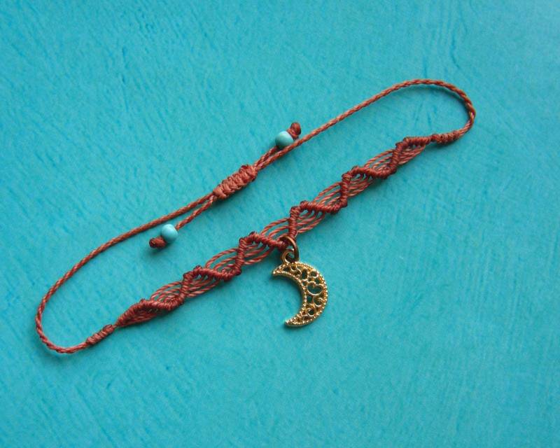 Makramee Armband Micromacrame Bracelet Mikromakramee Minimalistisch Filigran Rost Rostbraun Mondanhänger Howlithperlen von crochetjewelsetsy