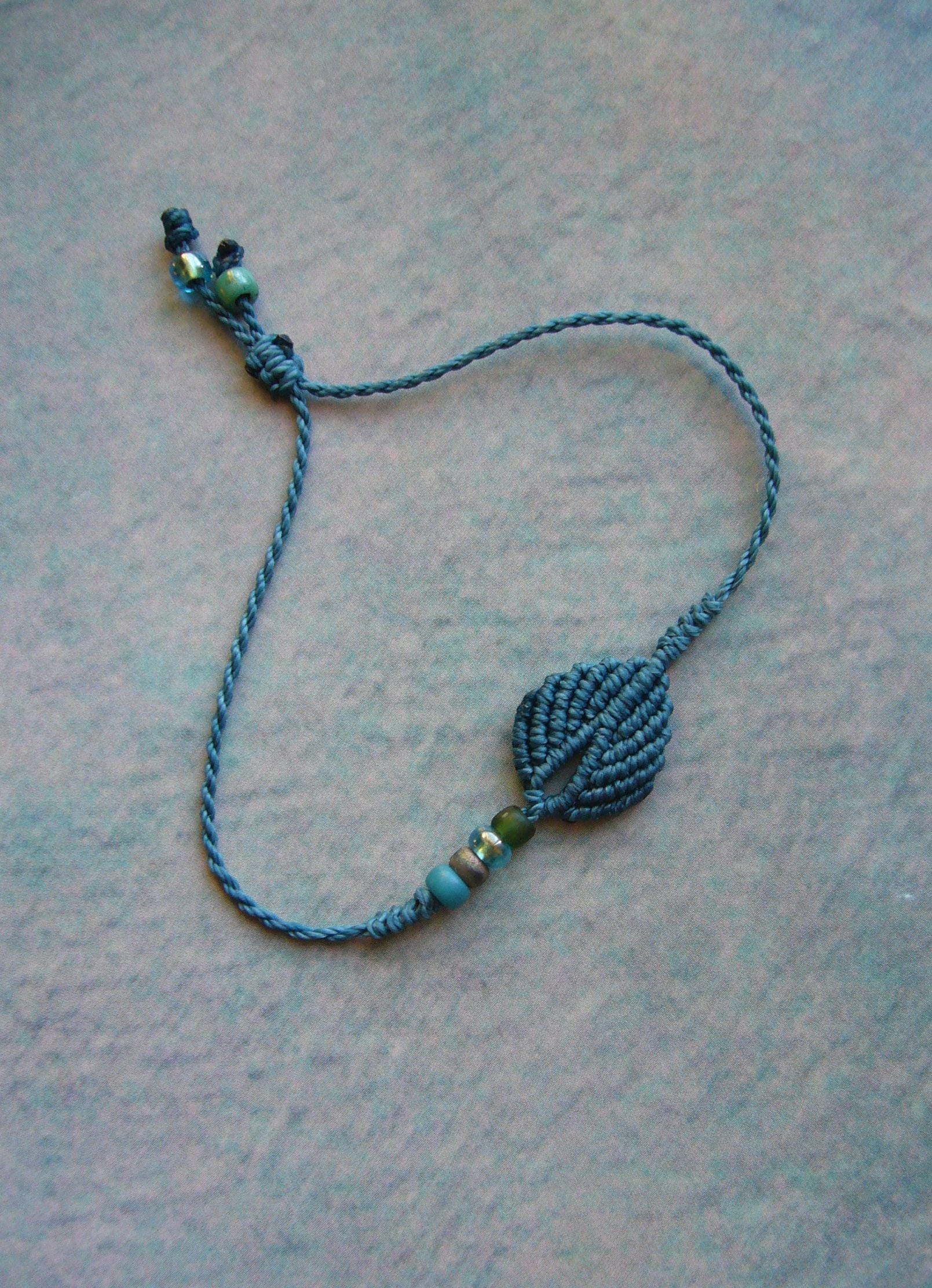 Makramee Armband Micromacrame Bracelet Petrol Mikromakramee Minimalistisch Filigran Miyuki-Rocailles Blatt Blättchen von crochetjewelsetsy