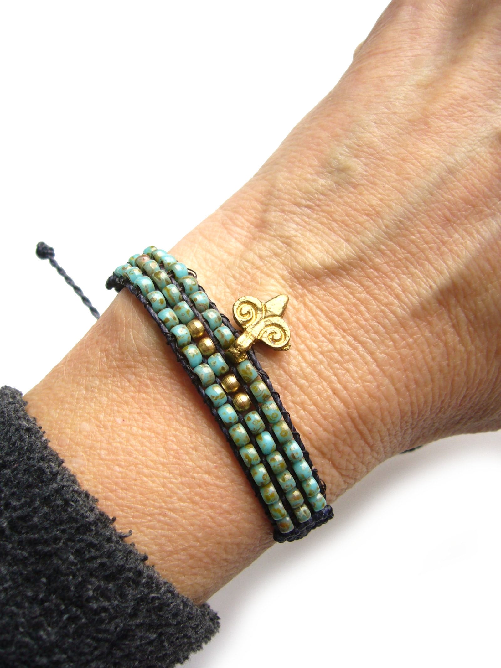 Makramee Armband Mit Messinganhänger & Matubo Rocailles - Handgewebter Boho Schmuck Messingperlen von crochetjewelsetsy