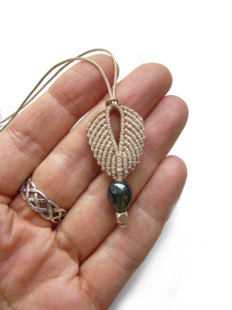 Makramee Kette, Micromacrame Necklace, Hippie, Boho, Sand, Natur, Metallperlen, Grüne Glasperle, Verstellbar von crochetjewelsetsy