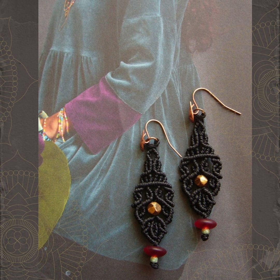 Makramee Ohrringe, Ohrhänger, Micromacrame Earrings, Geschenk Für Frau, Schwarz, Gold von crochetjewelsetsy