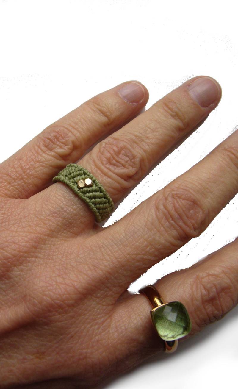Makramee Ring, Bandring, Micromacrame Geschenk Für Frau, Lässig, Metallperlen, Hellgrün, Helloliv von crochetjewelsetsy