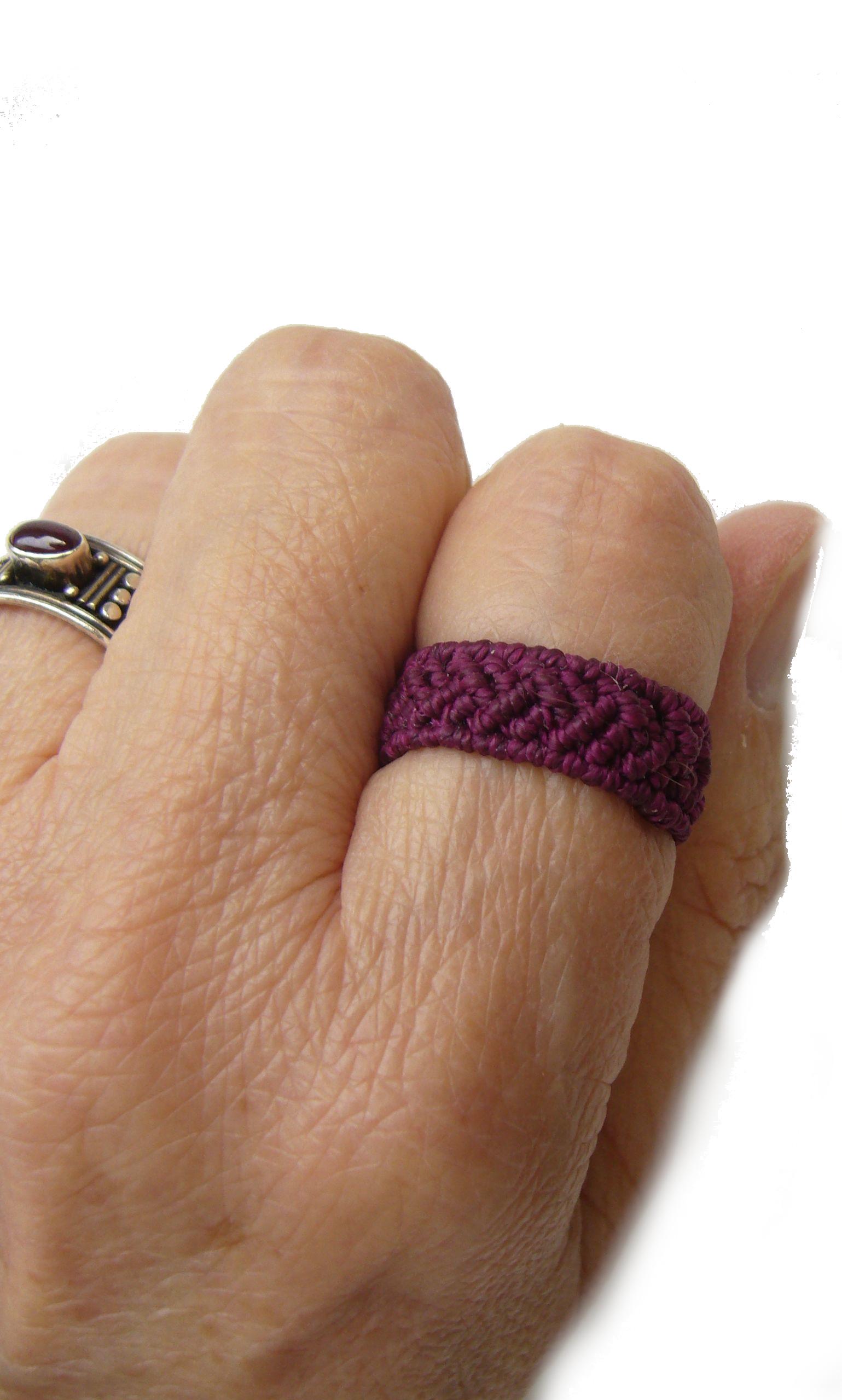 Makramee Ring, Bandring, Micromacrame Geschenk Für Frau, Lässig, Metallperlen, Weinrot, Bordeaux von crochetjewelsetsy