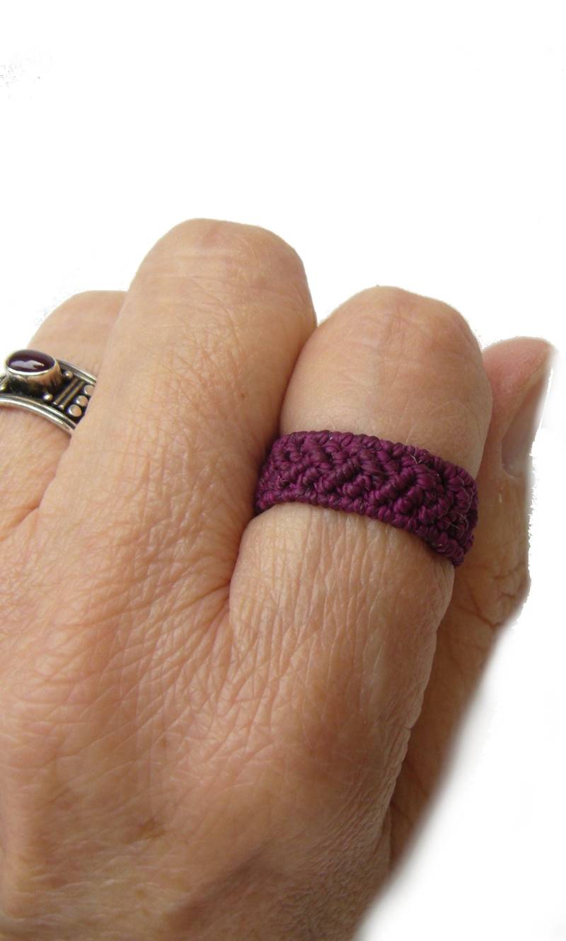 Makramee Ring, Bandring, Micromacrame Geschenk Für Frau, Lässig, Metallperlen, Weinrot, Bordeaux von crochetjewelsetsy