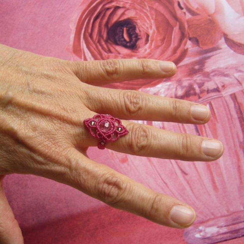 Makramée-Ring, Micromacrame Ring, Geschenk Für Frau, Swarovski-Perle, Raspberry, Rosa von crochetjewelsetsy