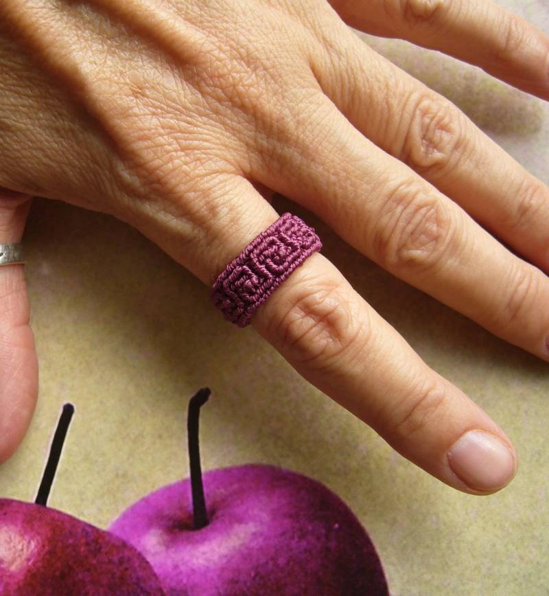 Makramee Ring, Mikromakramee Micromacrame Ring, Geschenk Für Frau, Mäander, Marsala, Weinrot von crochetjewelsetsy