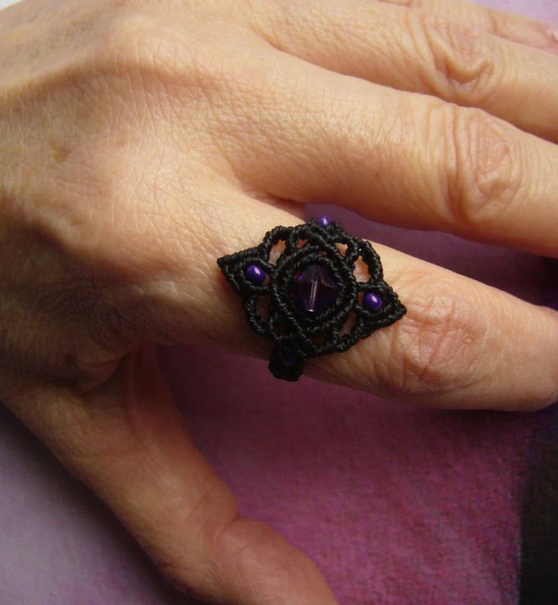 Makramée-Ring Micromacrame Ring, Geschenk Für Frau, Schwarz, Filigran, Lila, Swarovski-Bicone von crochetjewelsetsy