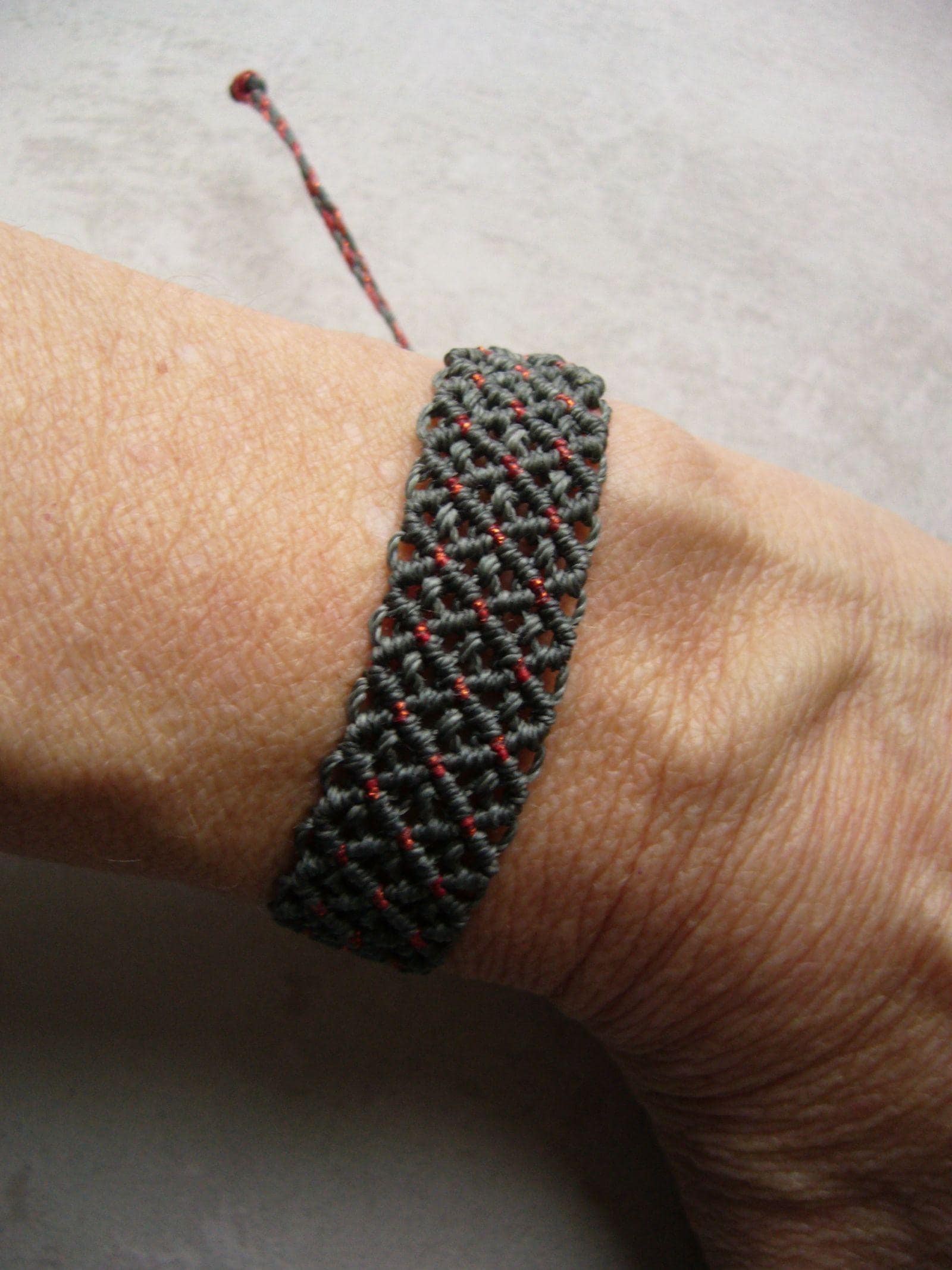 Mikromakramee Armband, Micromacrame Bracelet, Dunkeloliv, Kupfer von crochetjewelsetsy
