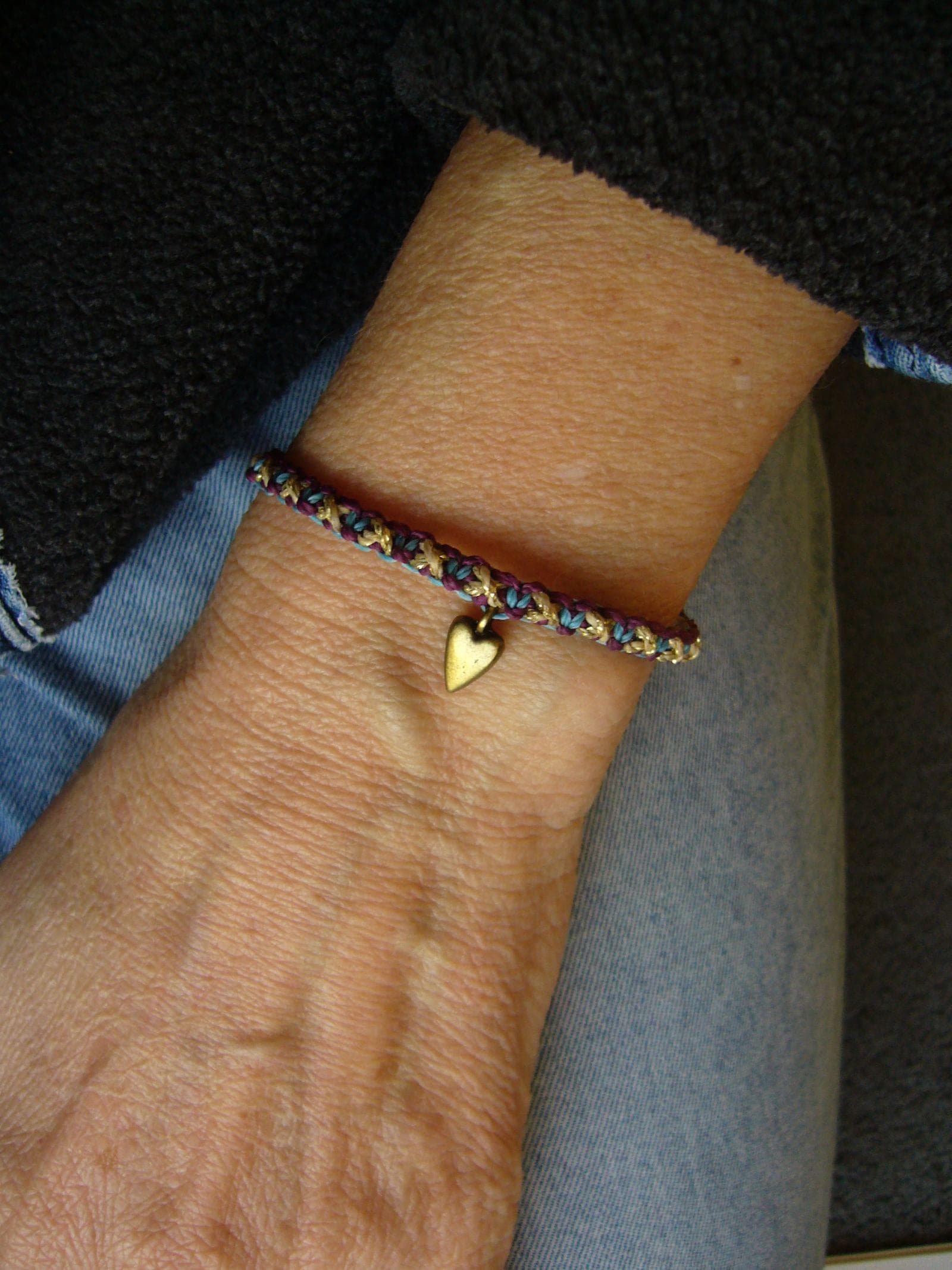 Schmales Armbändchen in Hellpetrol, Weinrot Und Gold - Größenverstellbar, Mit Herzchenanhänger von crochetjewelsetsy