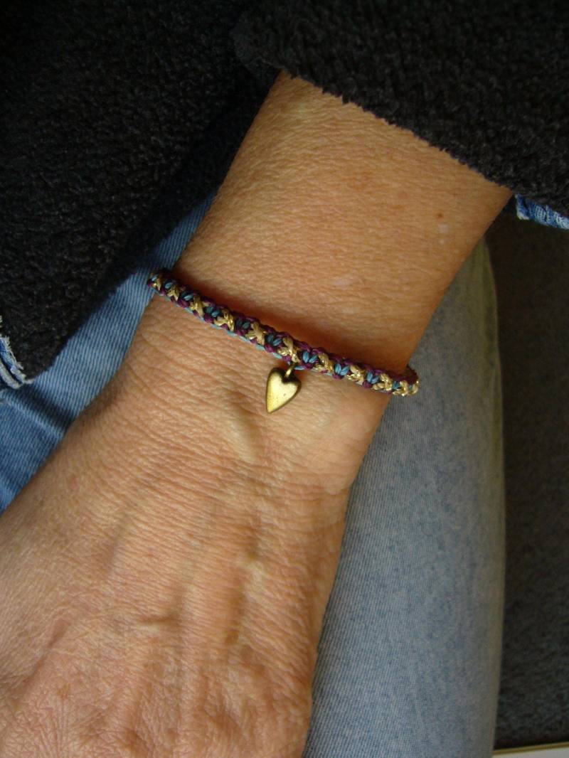 Schmales Armbändchen in Hellpetrol, Weinrot Und Gold - Größenverstellbar, Mit Herzchenanhänger von crochetjewelsetsy